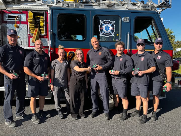 L’Hôpital Vétérinaire de la Montérégie made a donation of animal oxygen masks to the Chambly Fire Department.